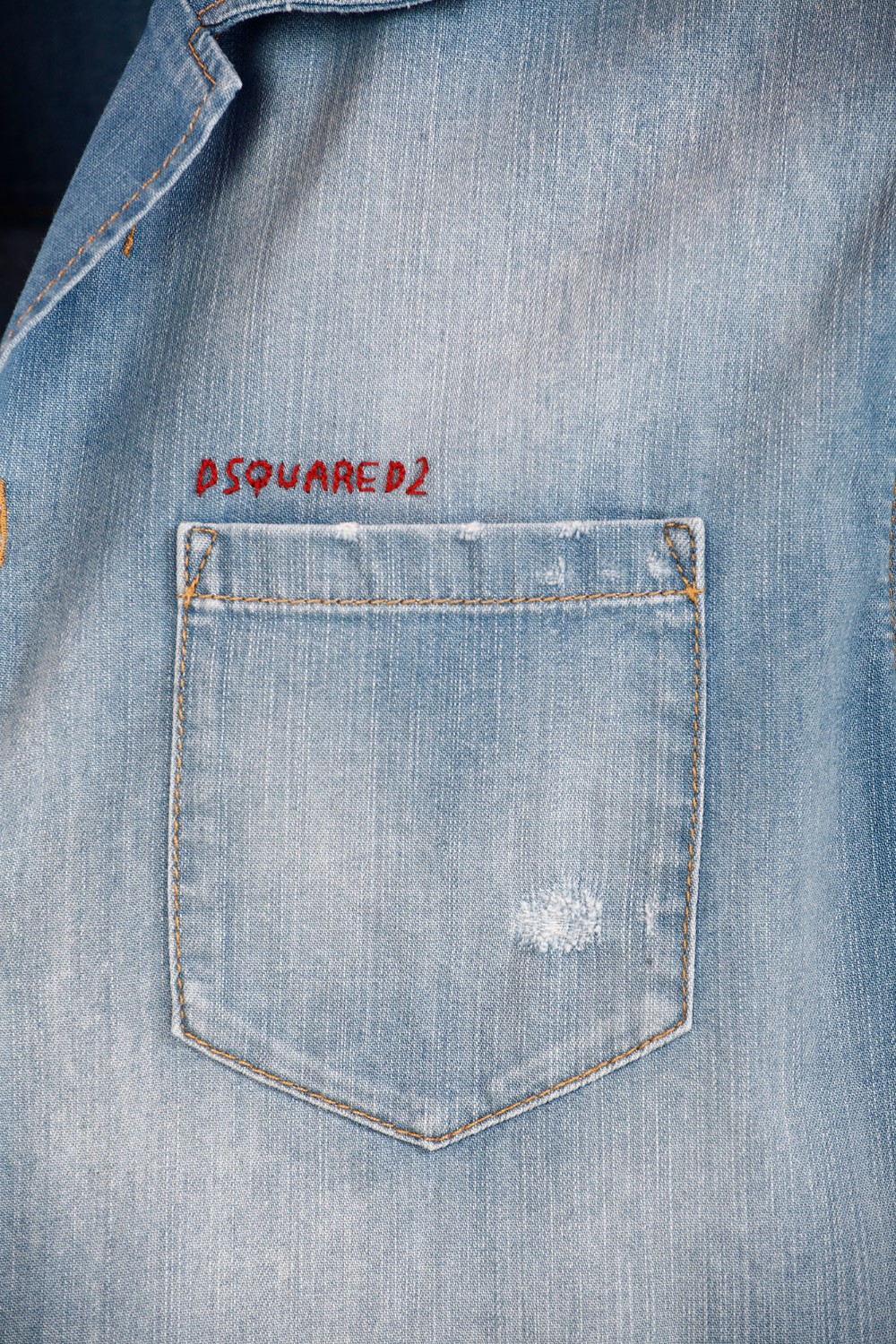 shop DSQUARED2 Saldi Camicia: DSQUARED2 camicia bowling in denim.
Camicia a manica corta in denim stretch.
Colletto bowling.
Taschino a toppa sul petto.
Lettering ricamato sopra il taschino.
Chiusura con bottoni.
Impunture a contrasto.
Fondo stondato.
Composizione: 98% Cotone 2% Elastan.
Fabbricato in Italia.. S74DM0798 S30341-470 number 2162455